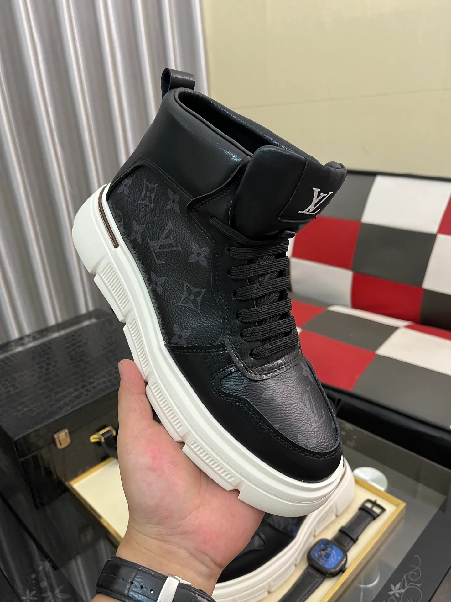 Men's shoes 💰420⌚️⌚️《Louis vuitton/LV Louis Vuitton》original quality.~ Unique modern style sneakers. 🏃A must-have casual shoe for trendy men😍😍 Original brand imported from Italy, imported original leather, cow lining (refuses to discolor and grind feet) Sole: Original sole specially provided by the original factory, French lazy style design Size: 38-442️⃣Colors available